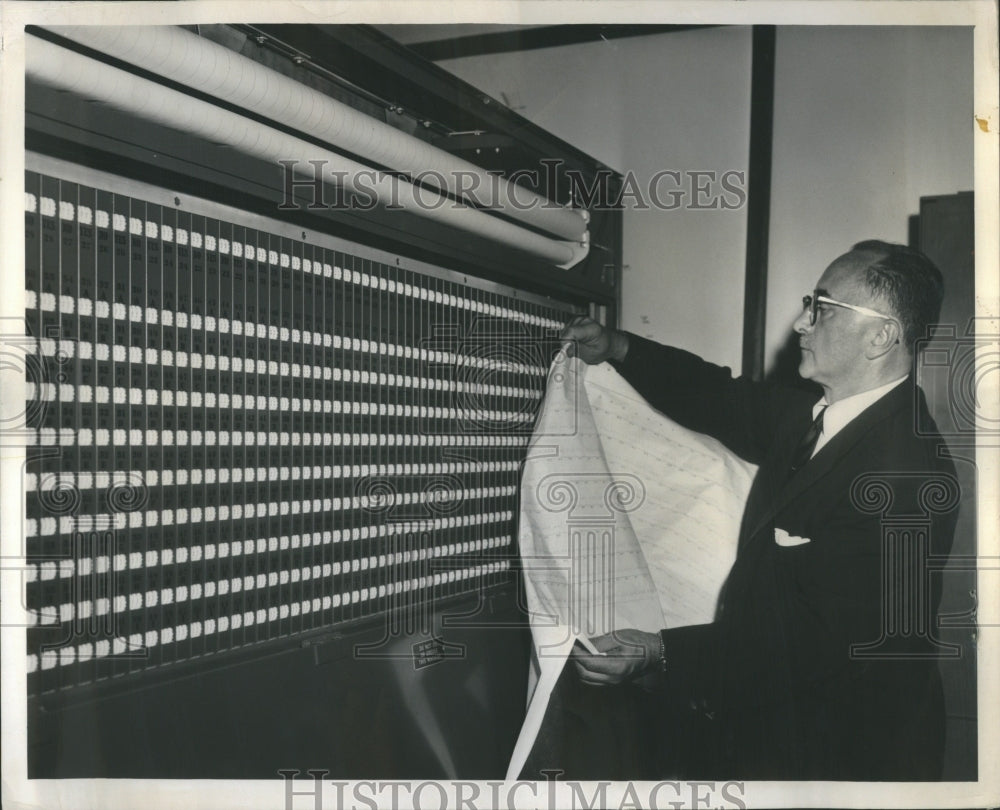 Press Photo Chicago Board of Election Commissioner Votin