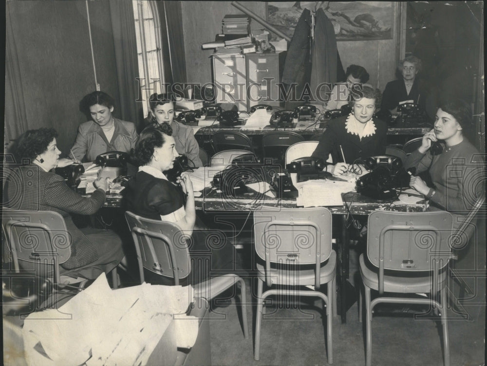 1955 Press Photo vote machine operator