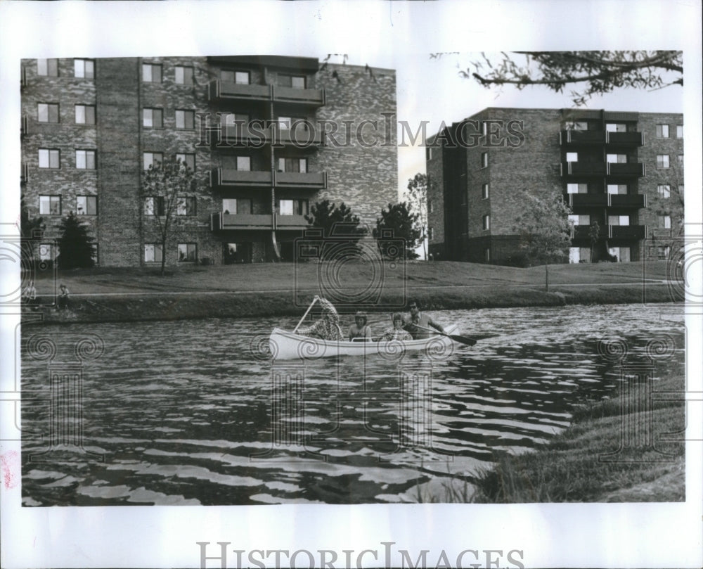 1977 Press Photo Village Lake Condo Elk Grove Village