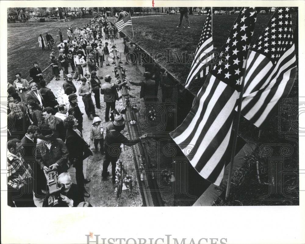 1983 Press Photo People Gold Carved memorial Marble