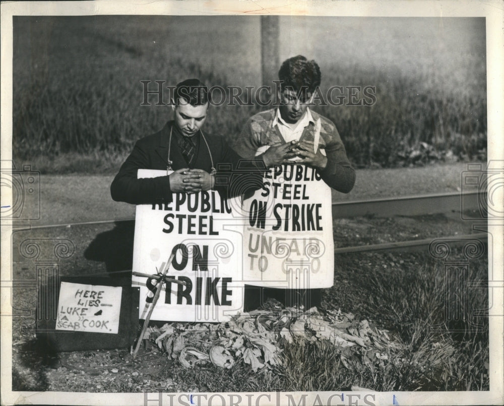 1976 Press Photo strike scab bury right left