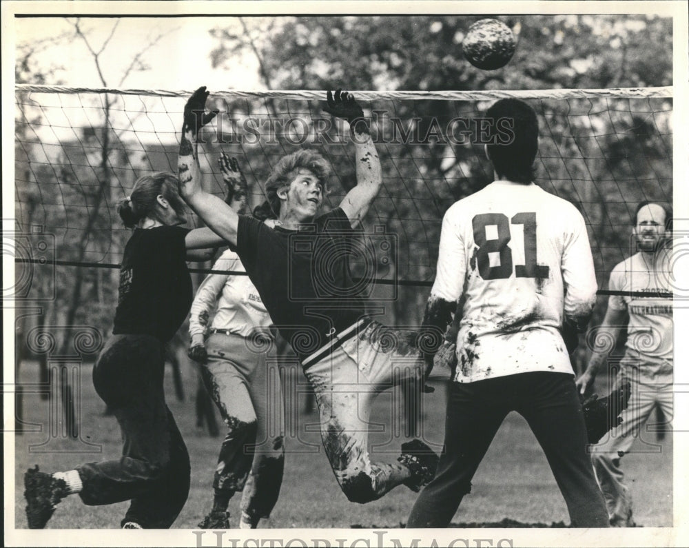 1985 Press Photo Buttheads Mud Volley Ball Team Girls