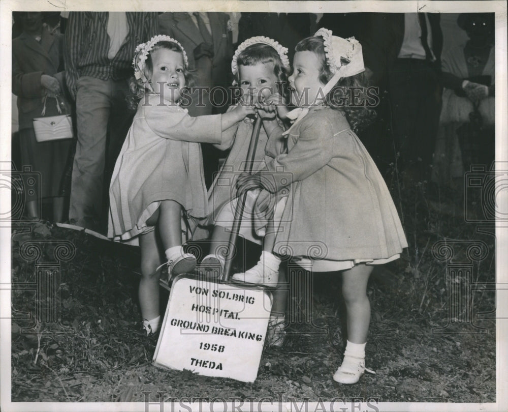 1958 Press Photo Pamela Sheila Theda Hospital Ground