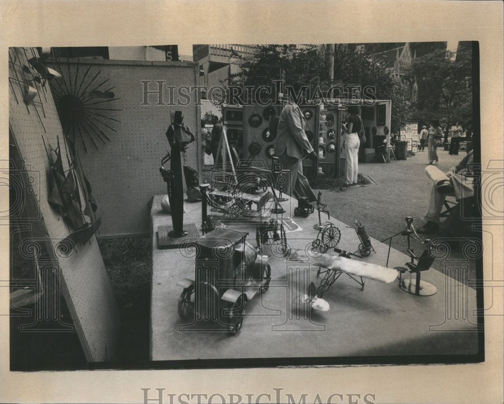 1975 Press Photo Gold Coast Art Fair Metal Sculptor