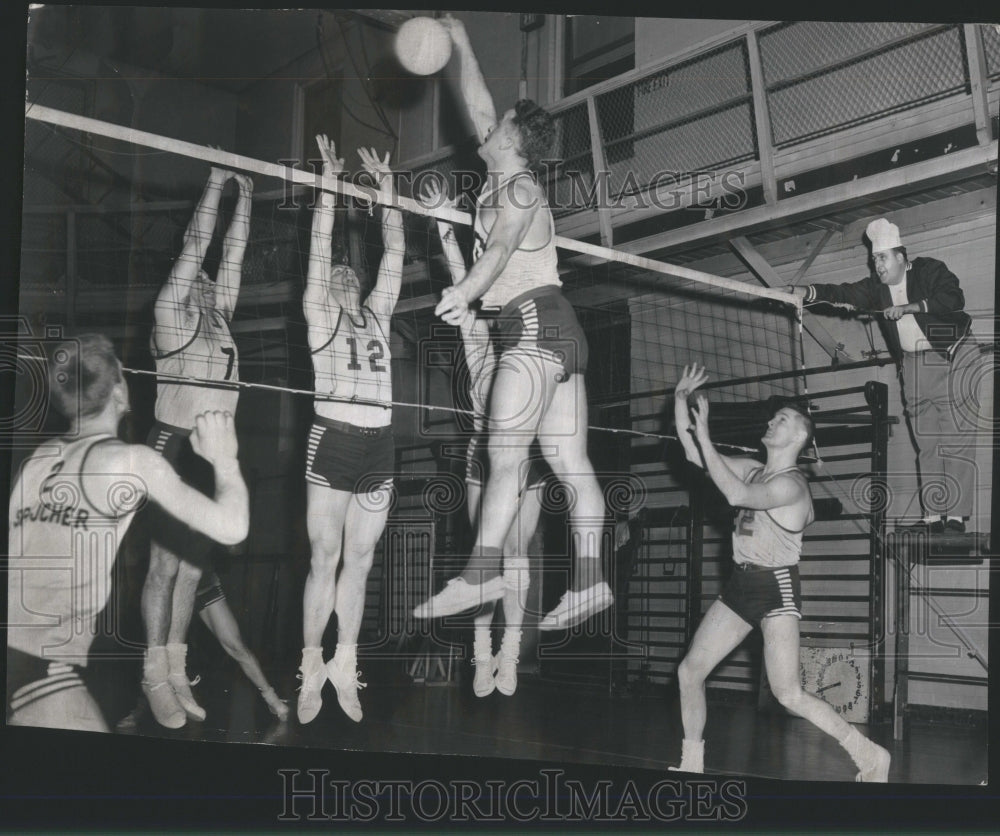 1958 Press Photo Coach Hank Koven Wilson YMCA Volleybal