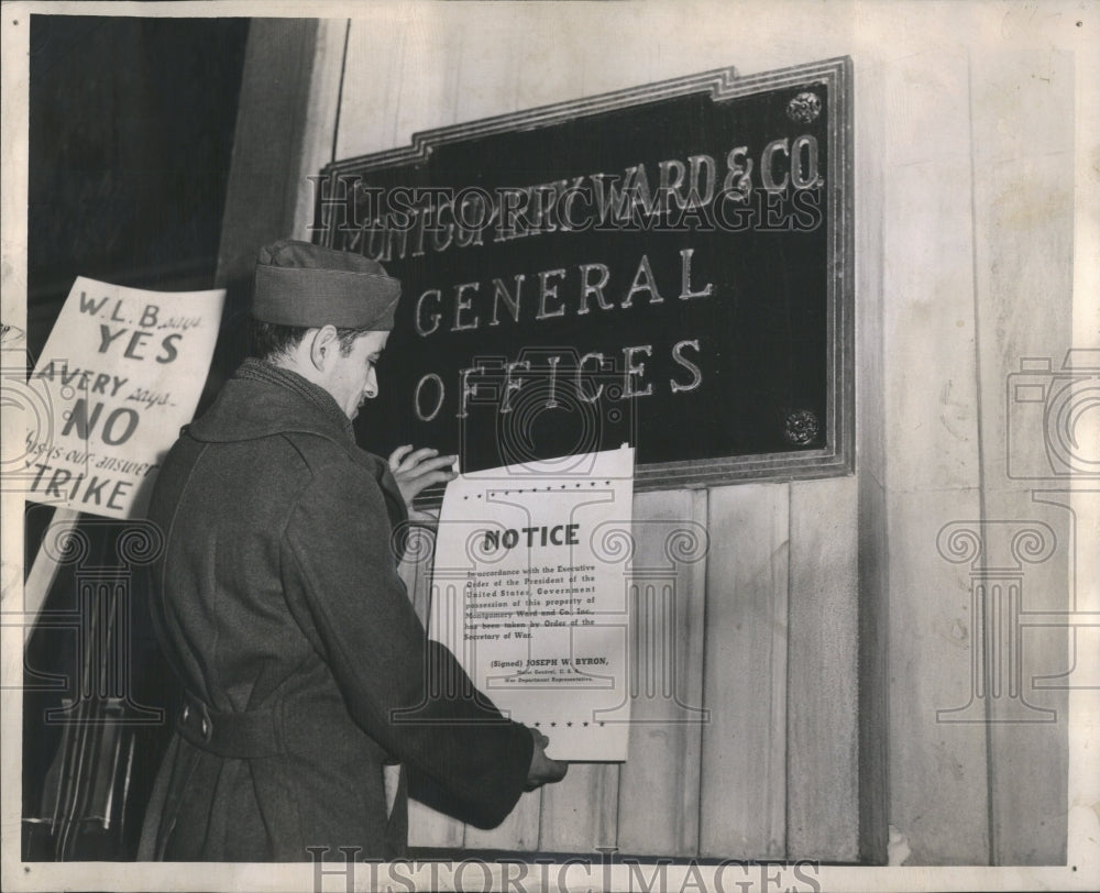 1944 Press Photo Soldier Office Chicago Offices Mail