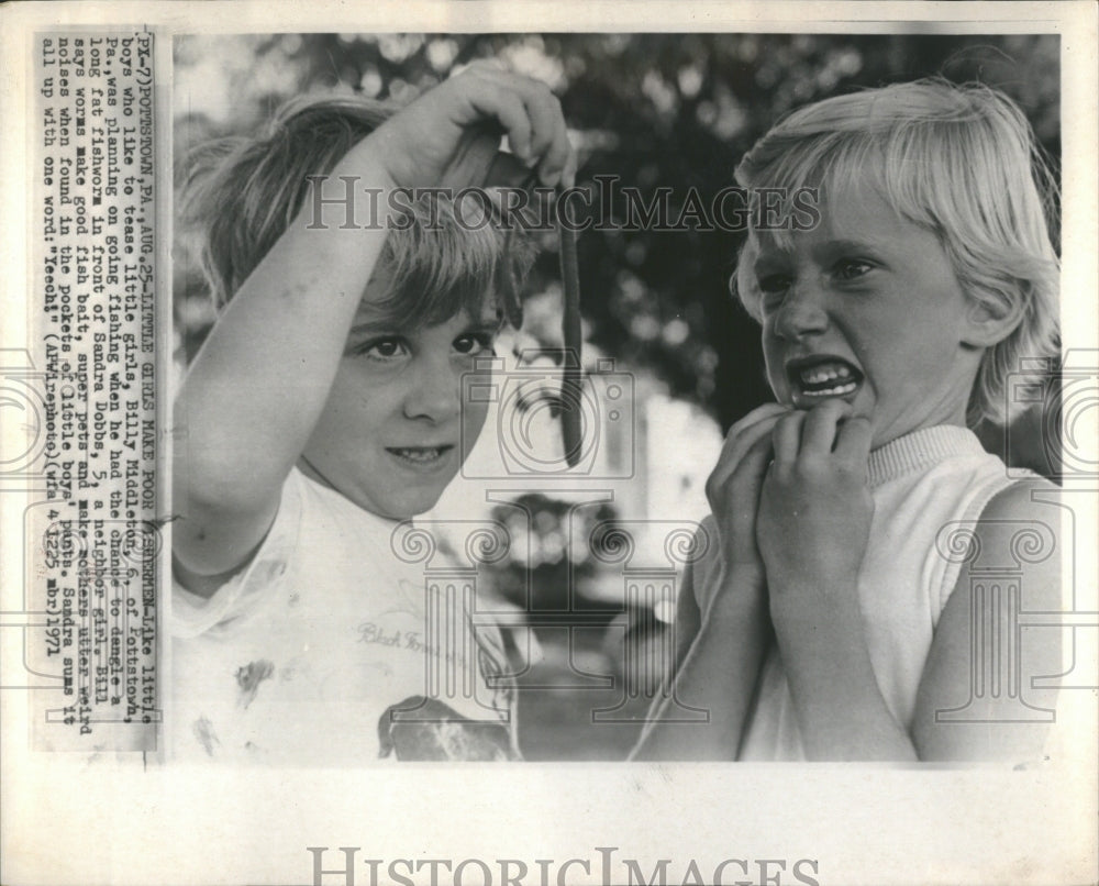 1971 Press Photo Little girls make poor fishermen