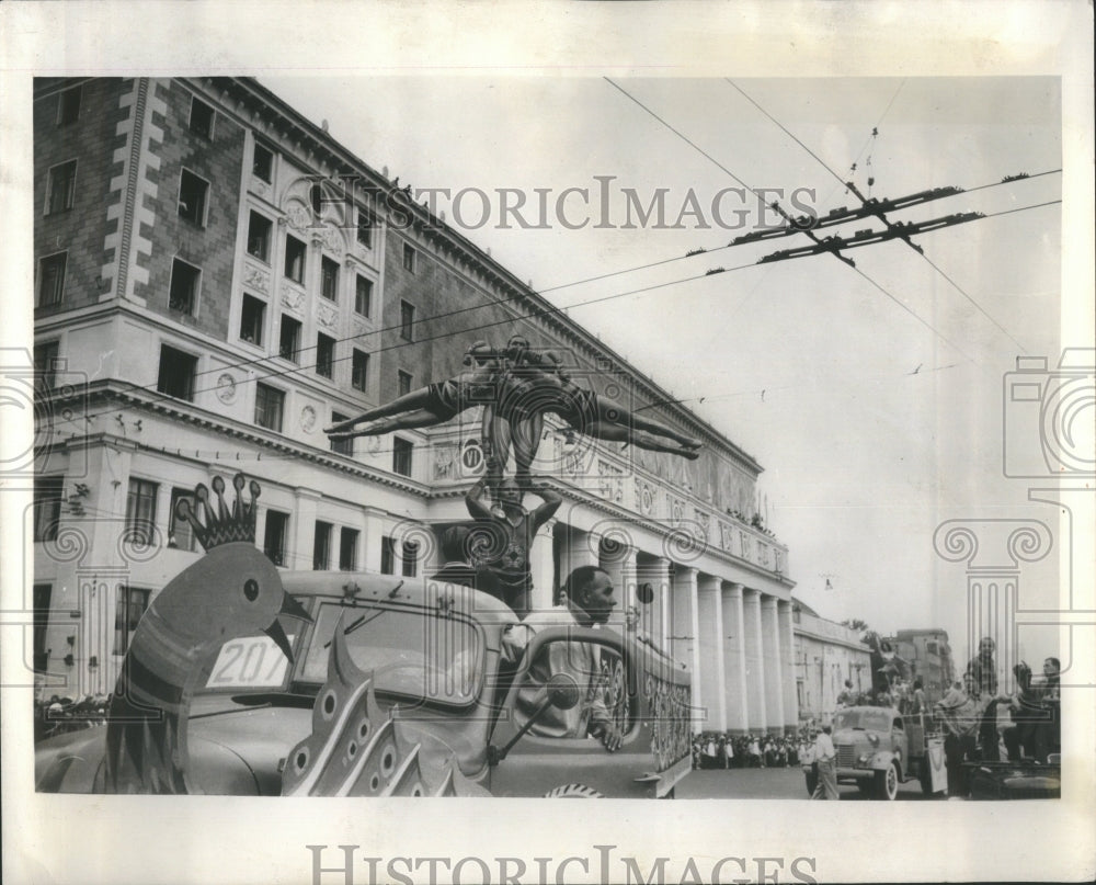 1957 Press Photo Russian Acrobats World Youth Rally