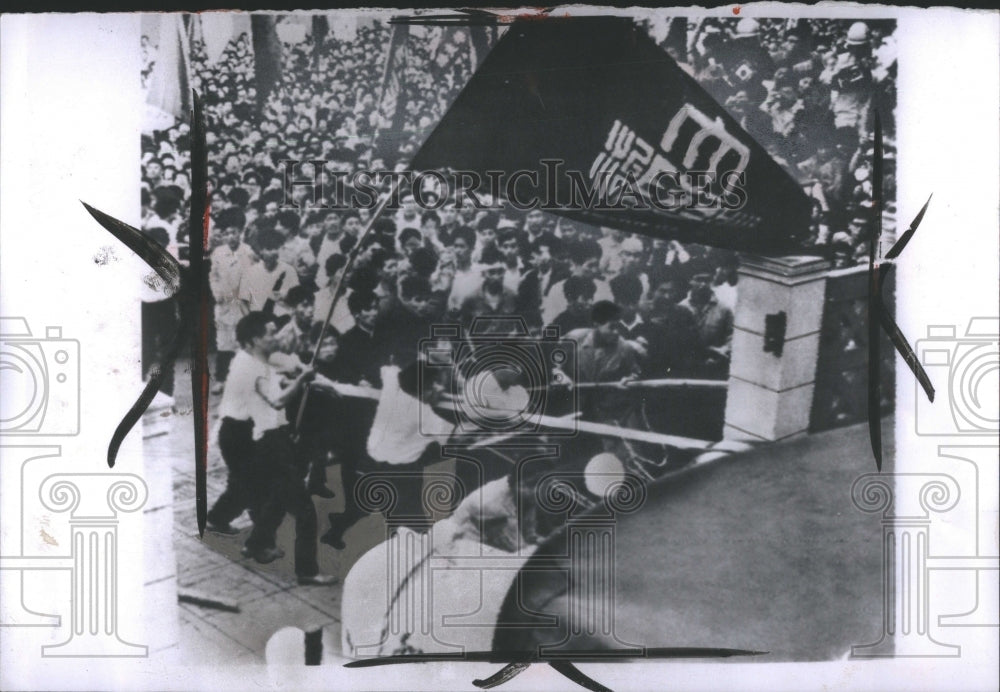 1960 Press Photo Japanese Student Attack Gate College