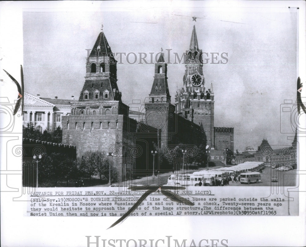 1963 Press Photo Moscow Tourist Buses Kremlin Soviet