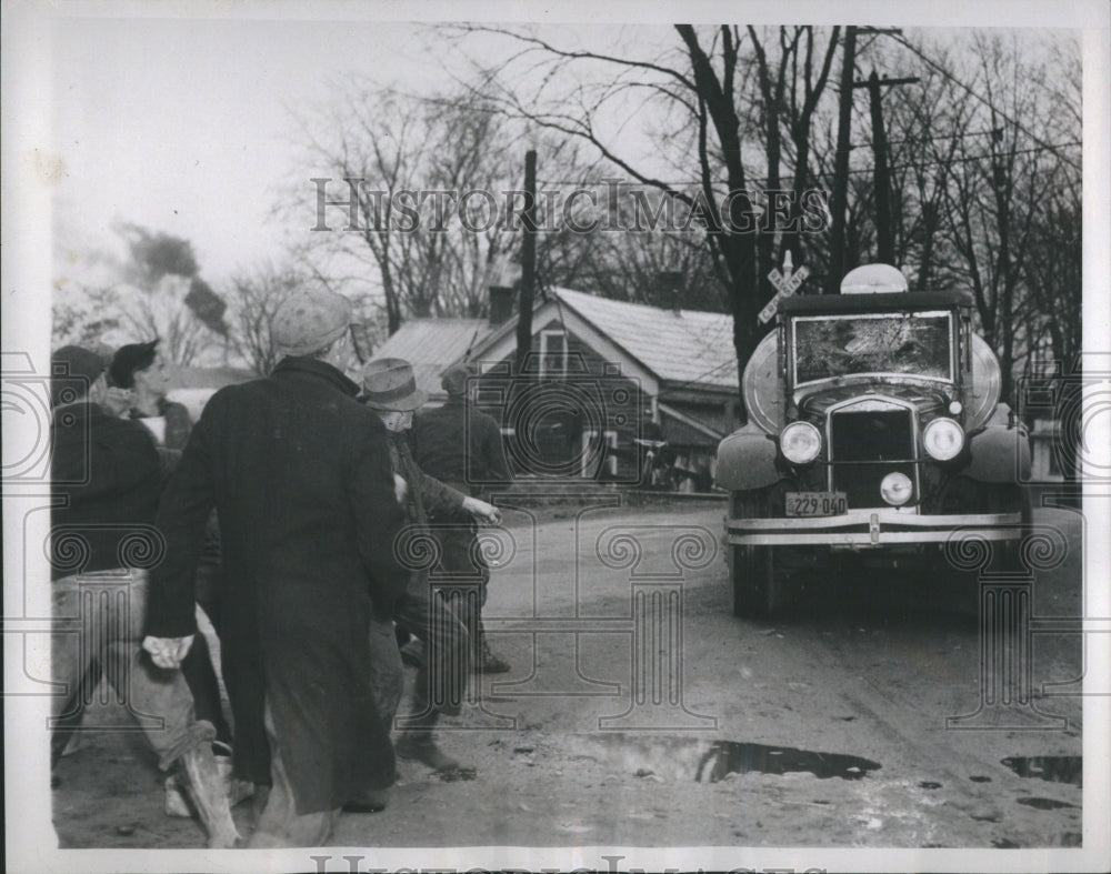 1937 Press Photo Ripe Eggs Tomatoes Barrage Milk Truck