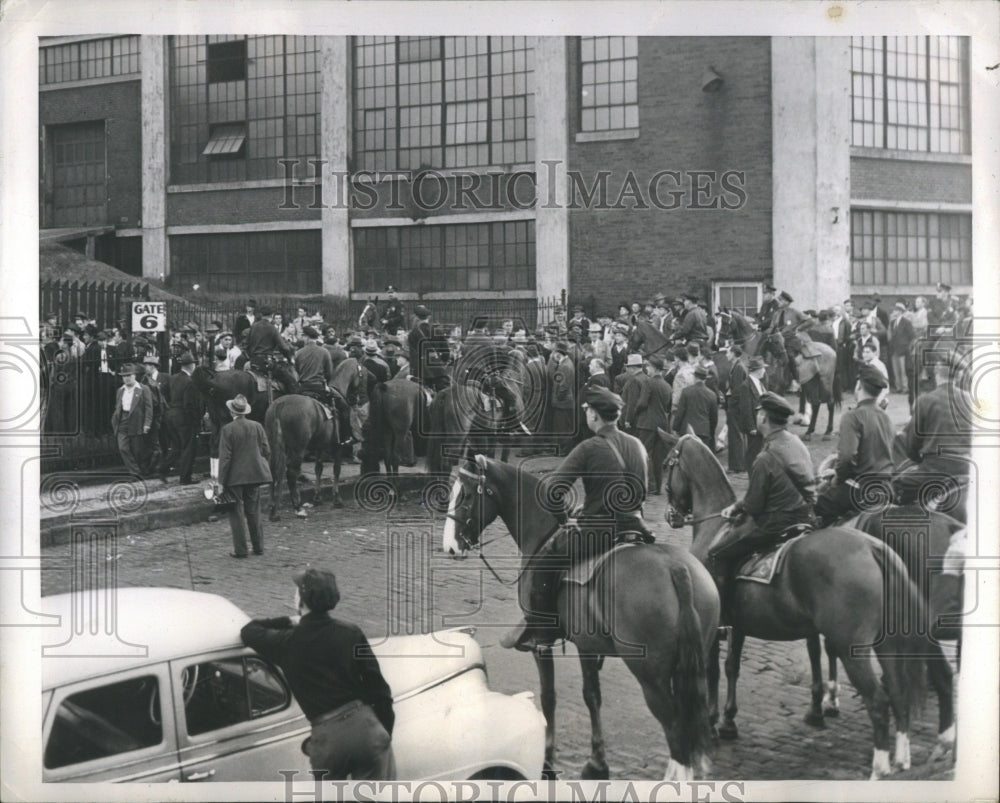 1945 Press Photo Standard Oil Company CIO Pickets Line