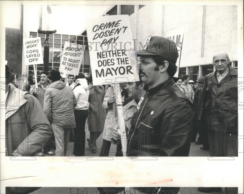 1979 Press Photo Police Picket Cobo Hall Mayor