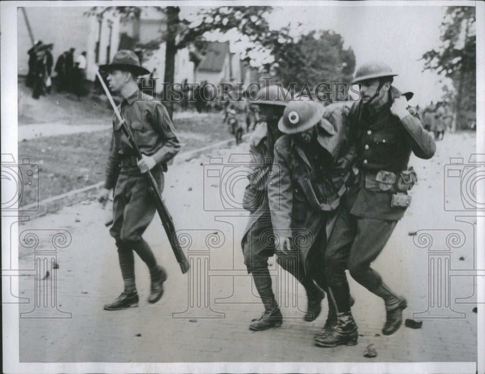 1934 Press Photo National Guardsmen Brick Injured