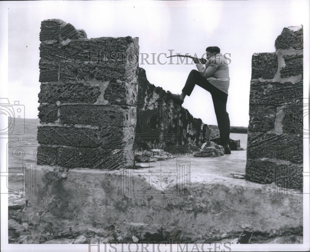 1954 Press Photo Jerry Slynn Battlement Gun Invader