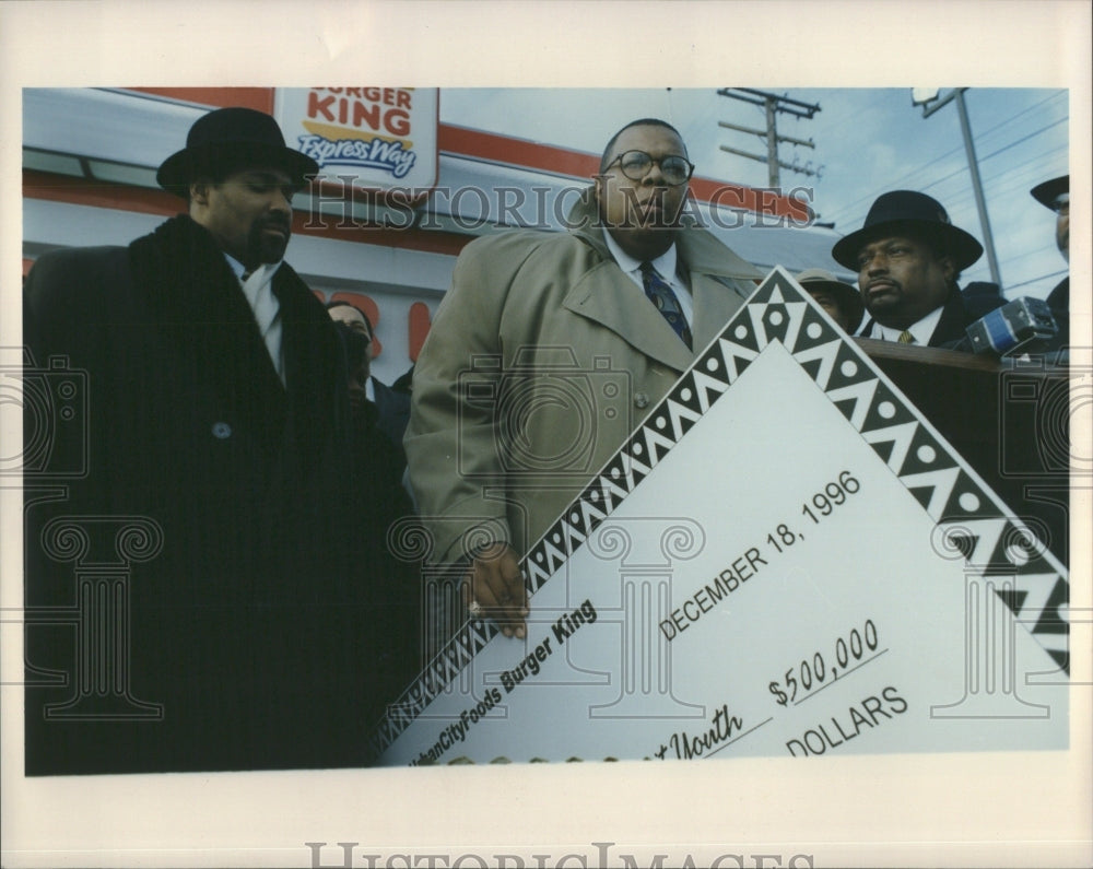 1996 Press Photo Lavan Hawkins Donates