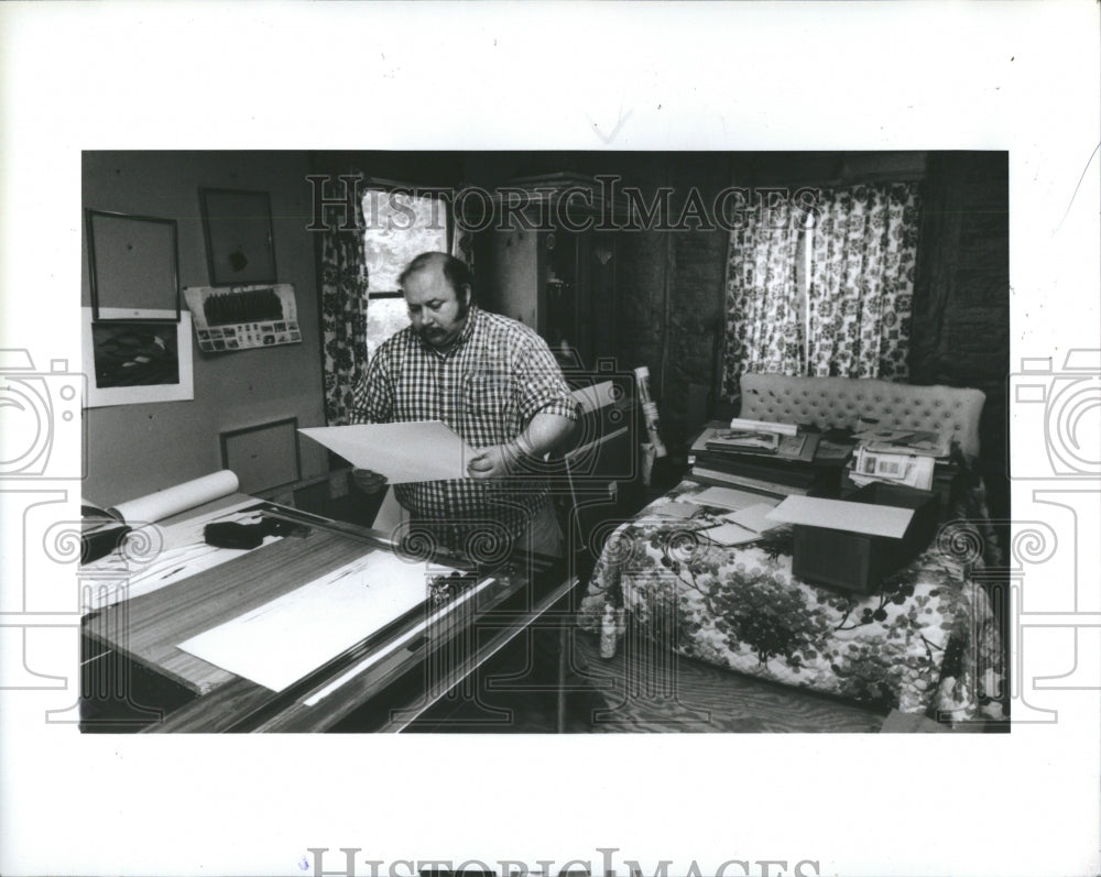 1986 Press Photo Dan Hewer Artist Bedroom Double