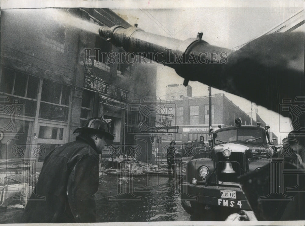 1971 Press Photo Fulton Meat Co Building Firemen