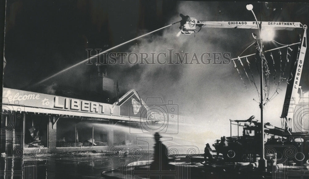 1972 Press Photo Fireman Battle Librery Supermarke 1321