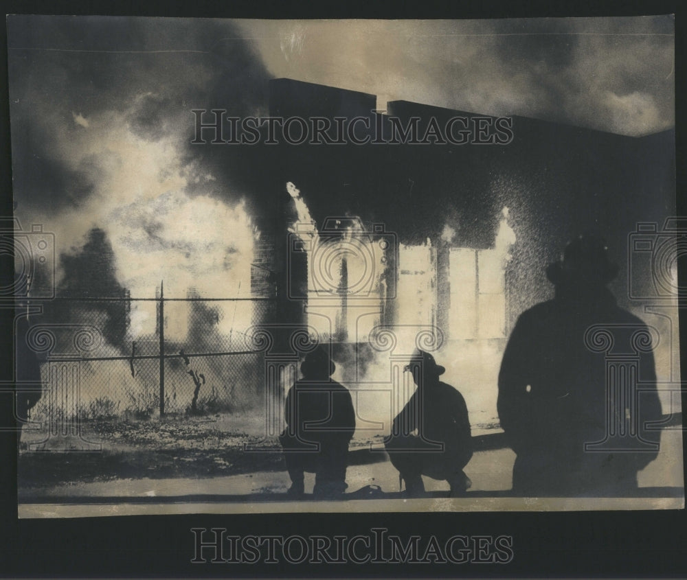 1974 Press Photo Chicago rubber factory on fire