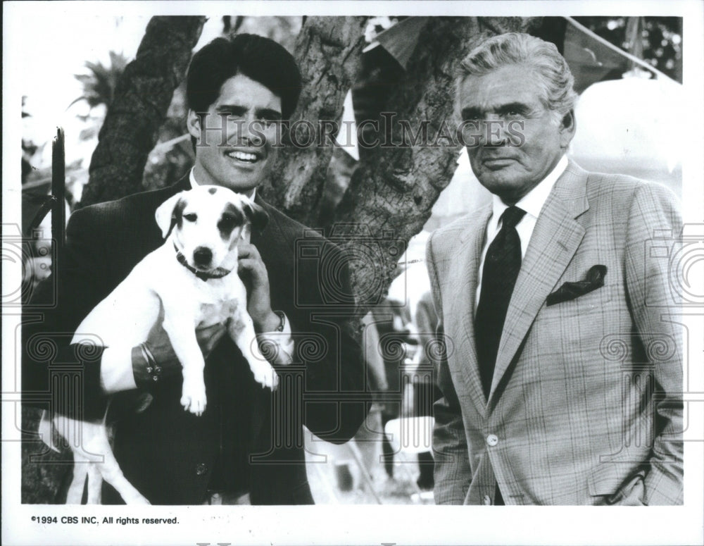 1994 Press Photo Two actors holding dog