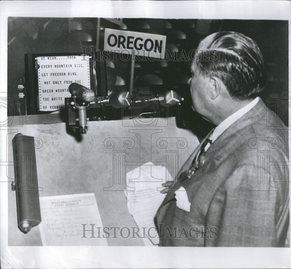 1952 Press Photo Walter Hallaman teleprompter