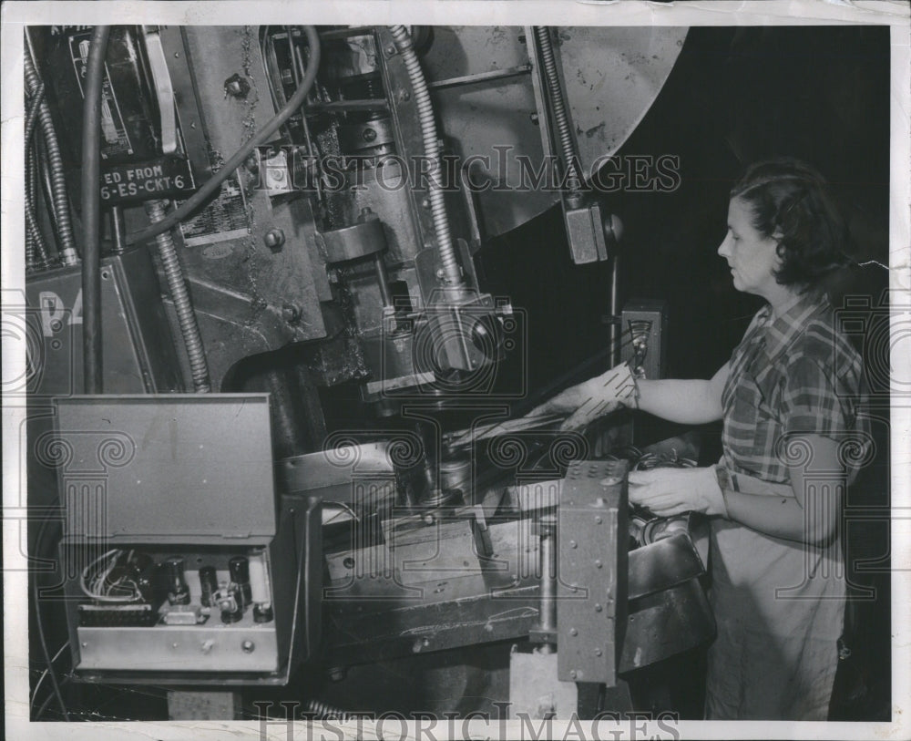 1952 Press Photo Mrs. Julia Kellogg of Willis operates