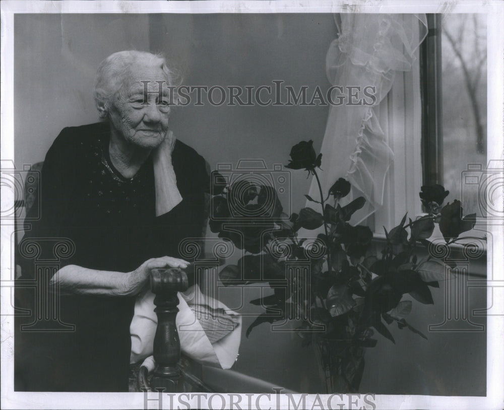 1957 Press Photo Back Year Elizabeth Russell