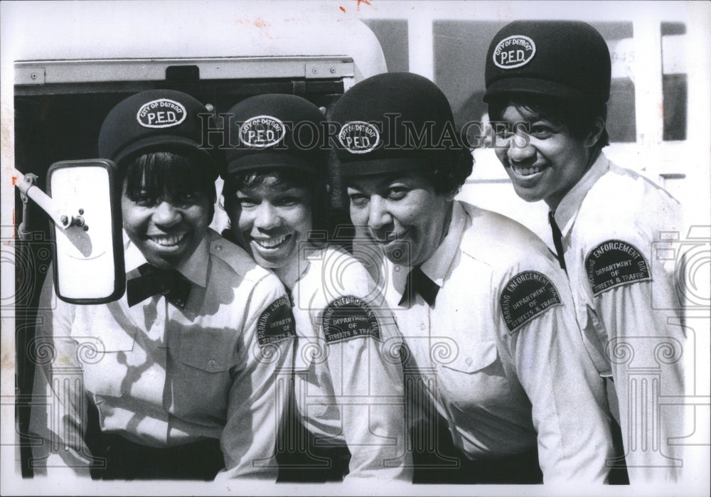 1971 Press Photo Detroit Meter Maids Pose for a Picture