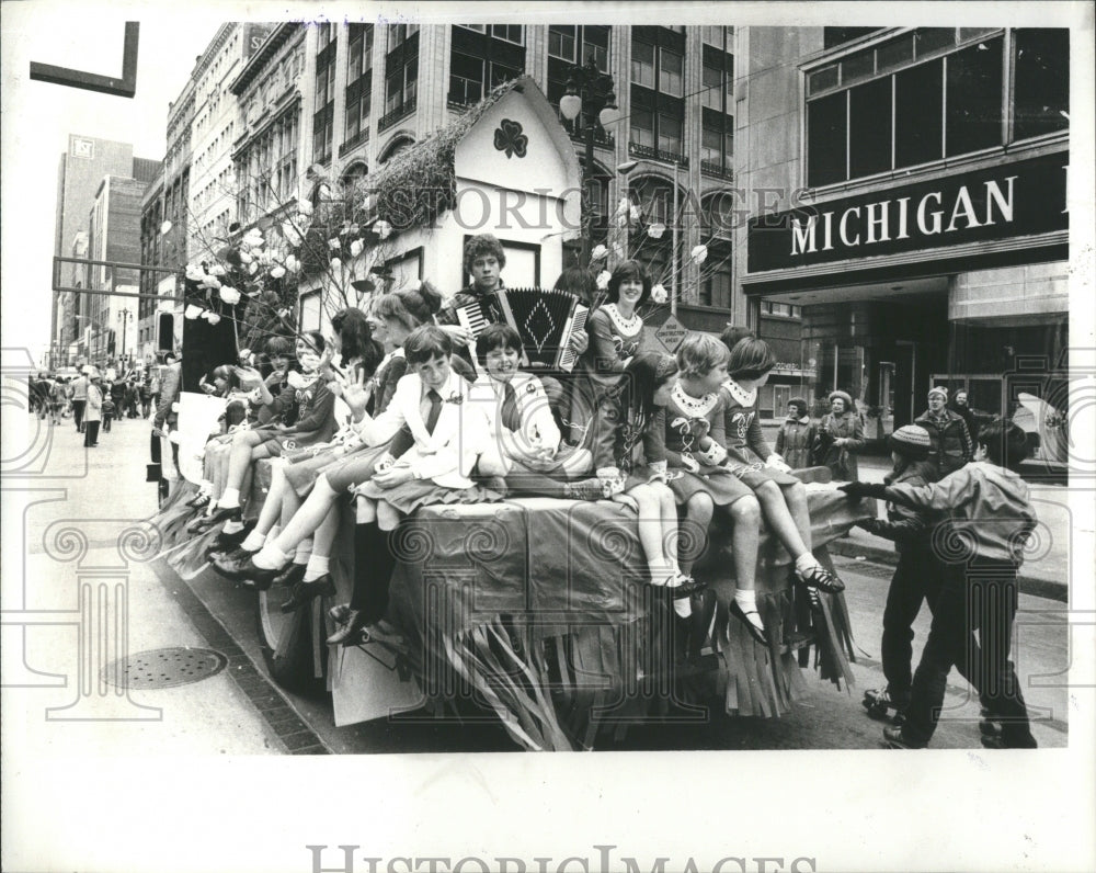 1980 Press Photo float St. Patrick&#39;s Day Parade street