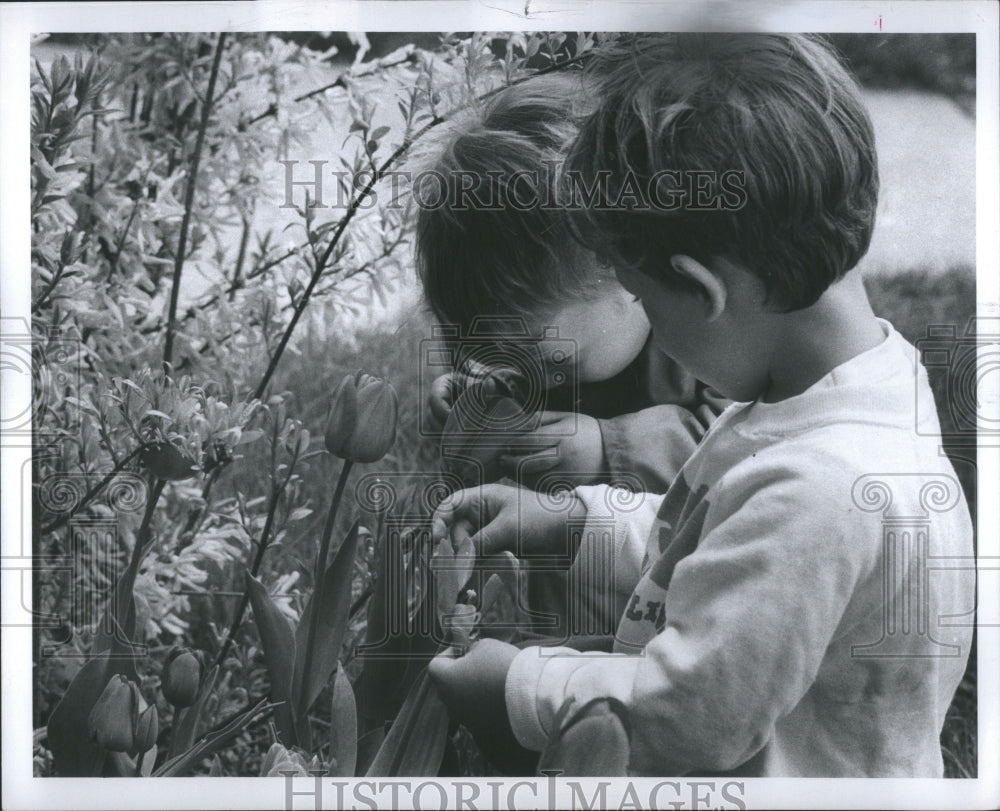 1977 Press Photo Spring time children playing with flow