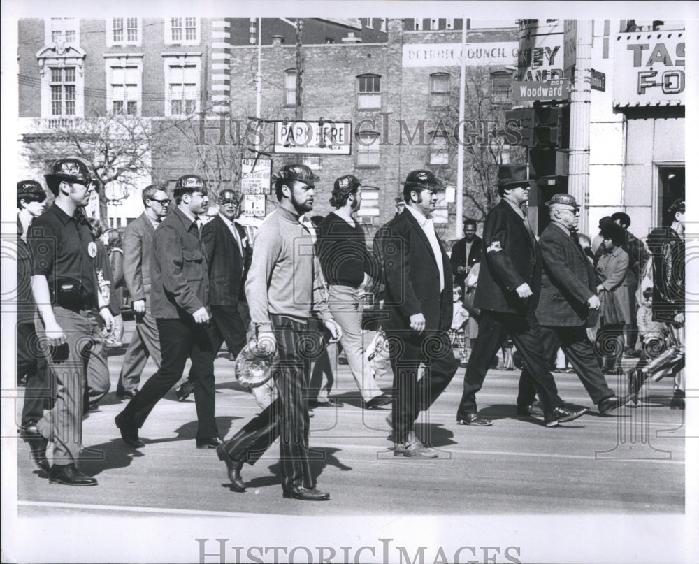 1971 Press Photo men march St. Patrick&#39;s Day Parade