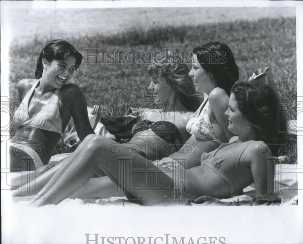 1978 Press Photo Young ladies sunbathing at Metropolita