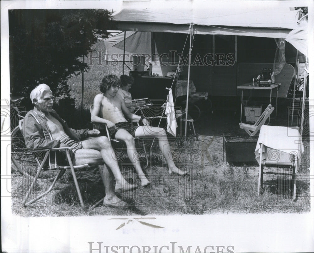 1974 Press Photo Charles Guideau relaxes with family