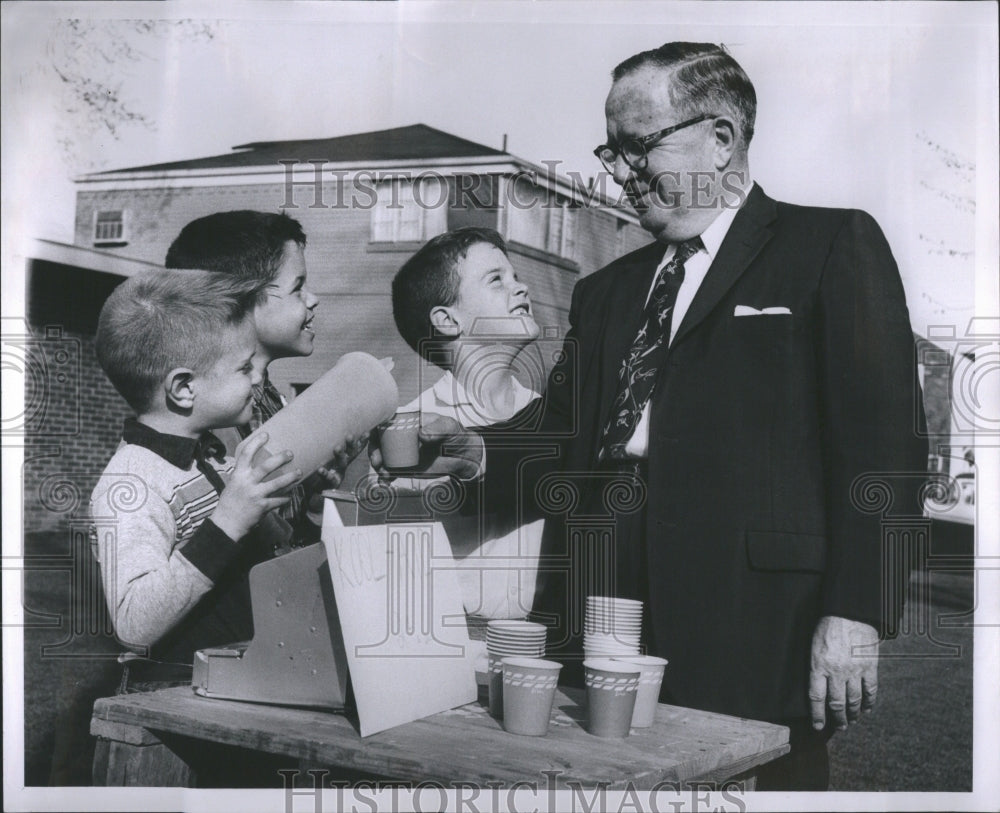 1958 Press Photo Children selling lemonade