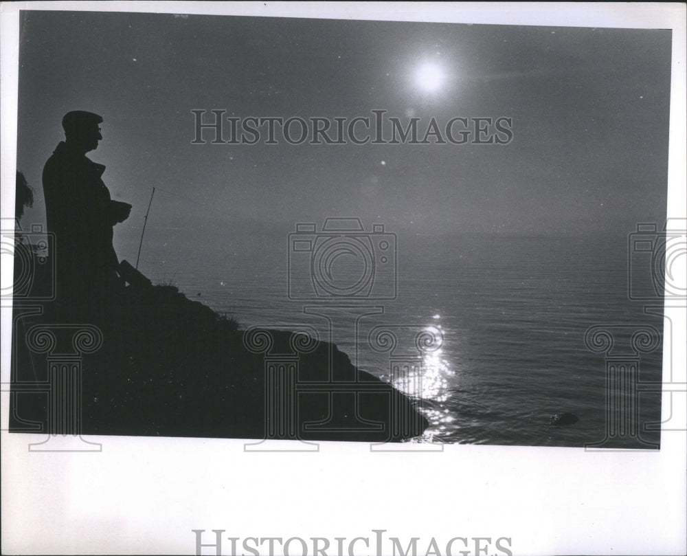 1973 Press Photo Watching the sun set from the shore.