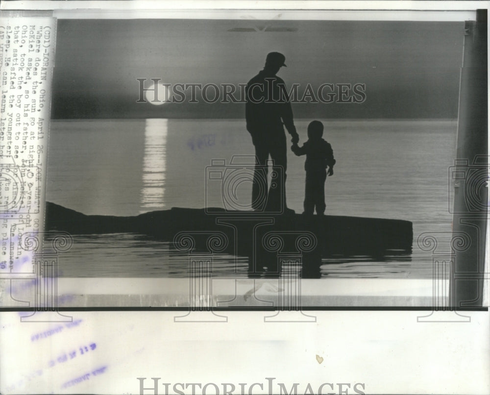 1974 Press Photo Father and son sunset at the horizon