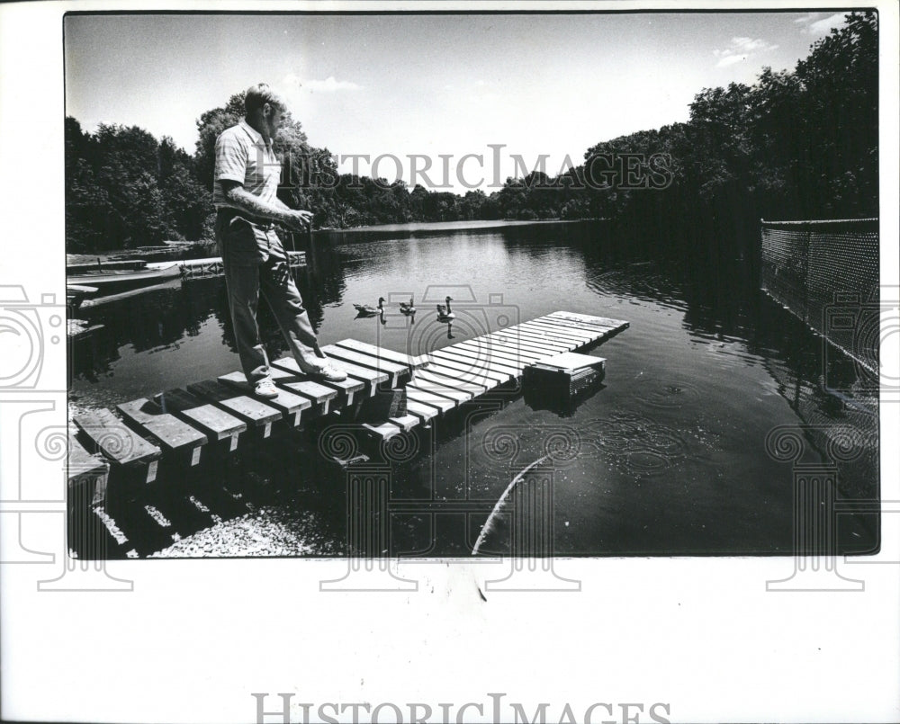 1984 Press Photo Feeding the Geese at E.L. Johnson