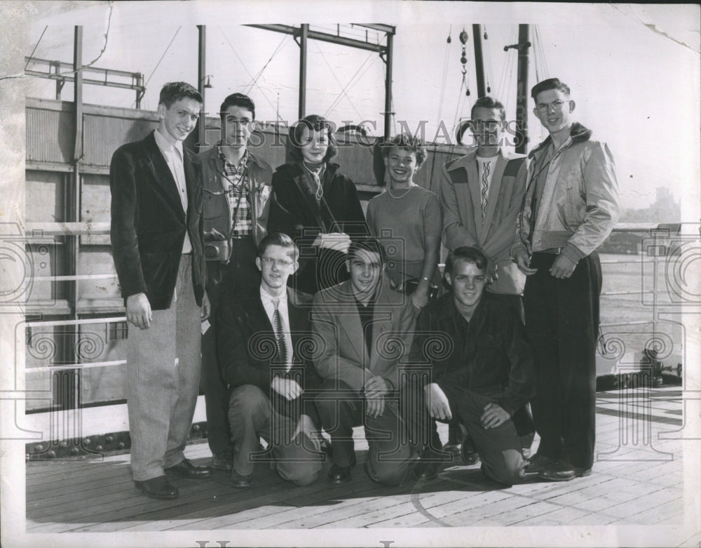 1951 Press Photo Students Exchange picture pose