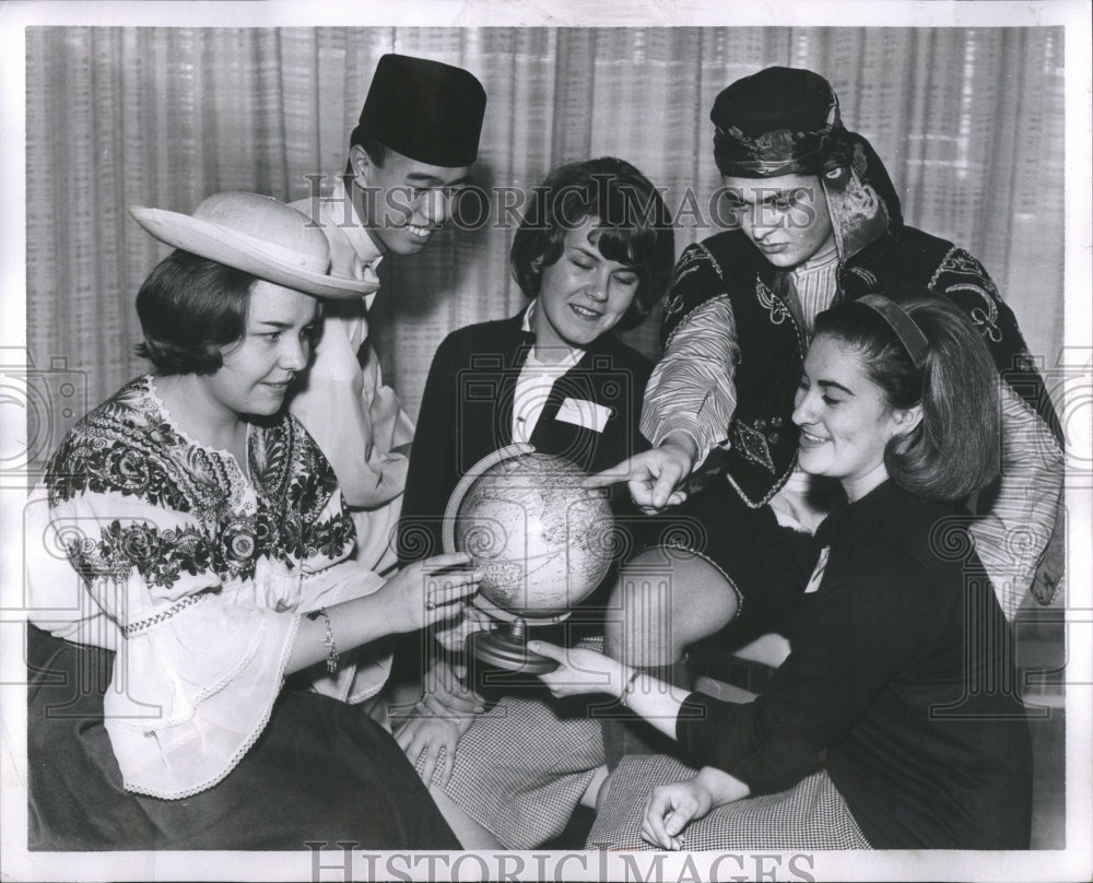 1964 Press Photo Students