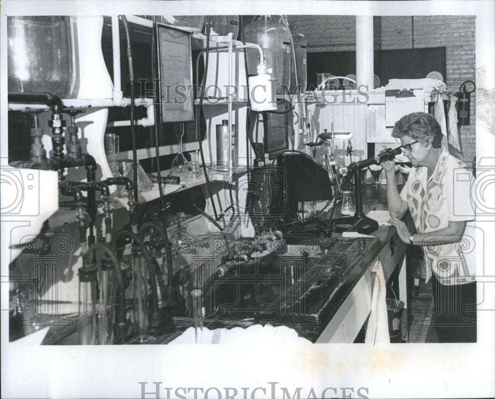 1975 Press Photo Clara Belle Kobowski checking sugar Saginaw: