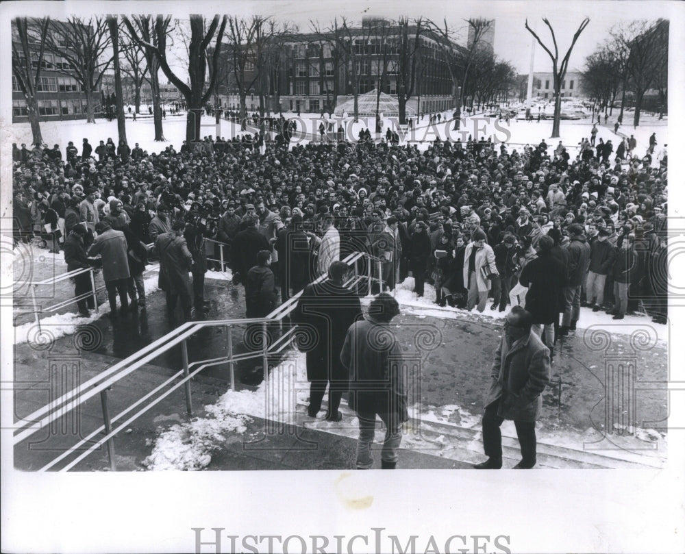 1966 Press Photo 1500 students outside of U of M Librar