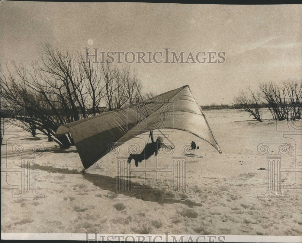 1974 Press Photo Hand Gliding over a snowy field