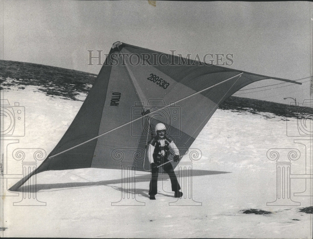 1974 Press Photo Hand gliding over a snowy field