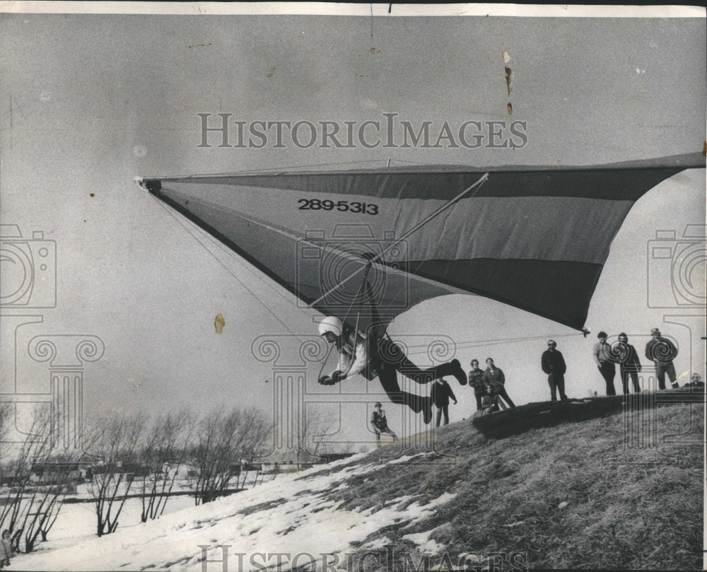1974 Press Photo Hand gliding over a snowy field