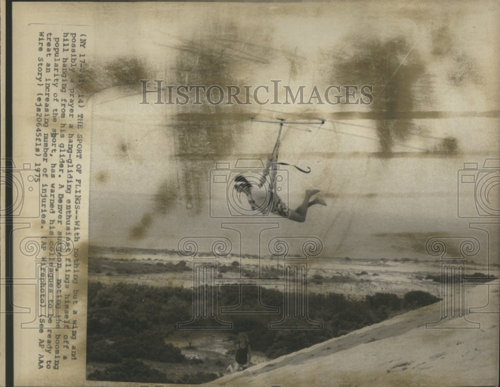 1975 Press Photo Hand gliding