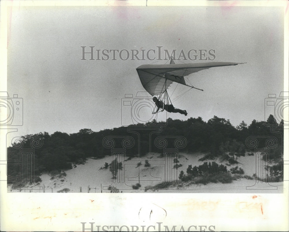 1982 Press Photo Hand gliding over Warren dunes lakefro