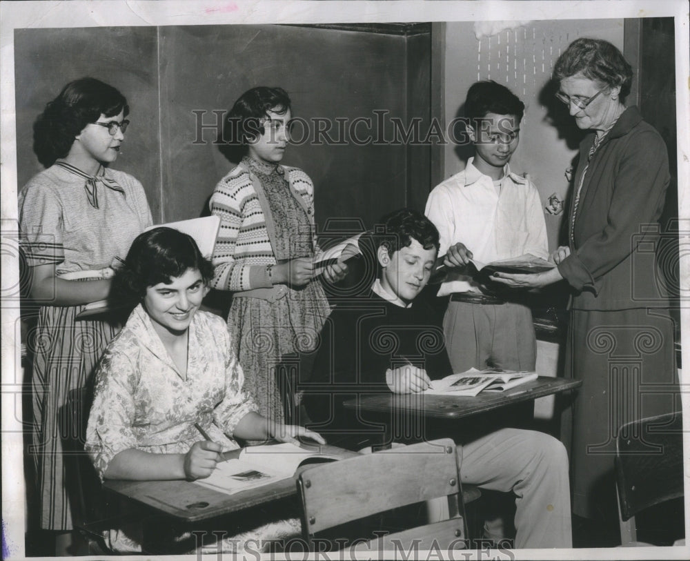 1954 Press Photo Foreign students special class.