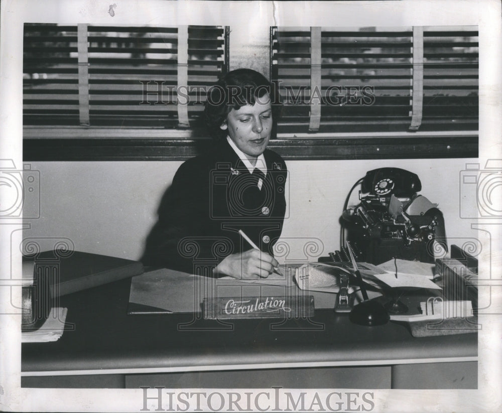 1951 Press Photo Marian Sprenger enters US Naval Traini