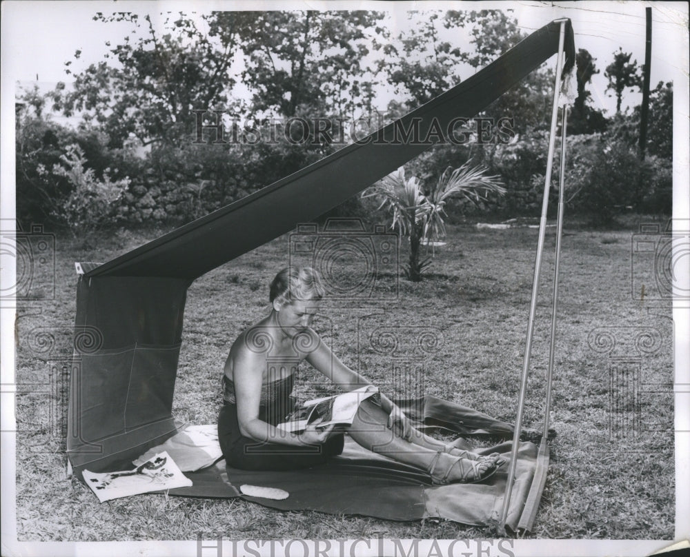 1951 Press Photo Hick Ingenu Pandanus Relaxes Beachroll